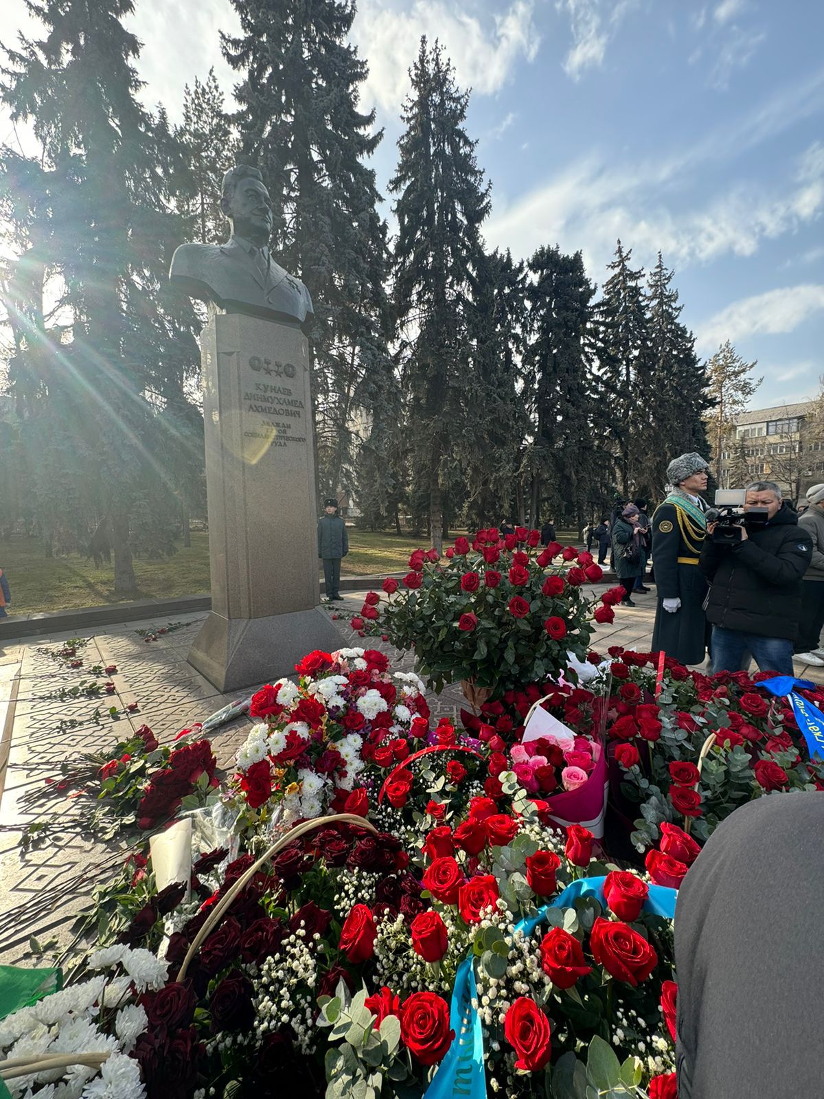 Kunayev University’s Participation in the Wreath-Laying Ceremony Dedicated to the 114th Anniversary of Dinmukhamed Kunayev.